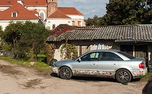 “I Can’t Sit Out And Enjoy The Sun”: Woman Is Fed Up With Neighbors Who Park In Her Driveway Without Permission