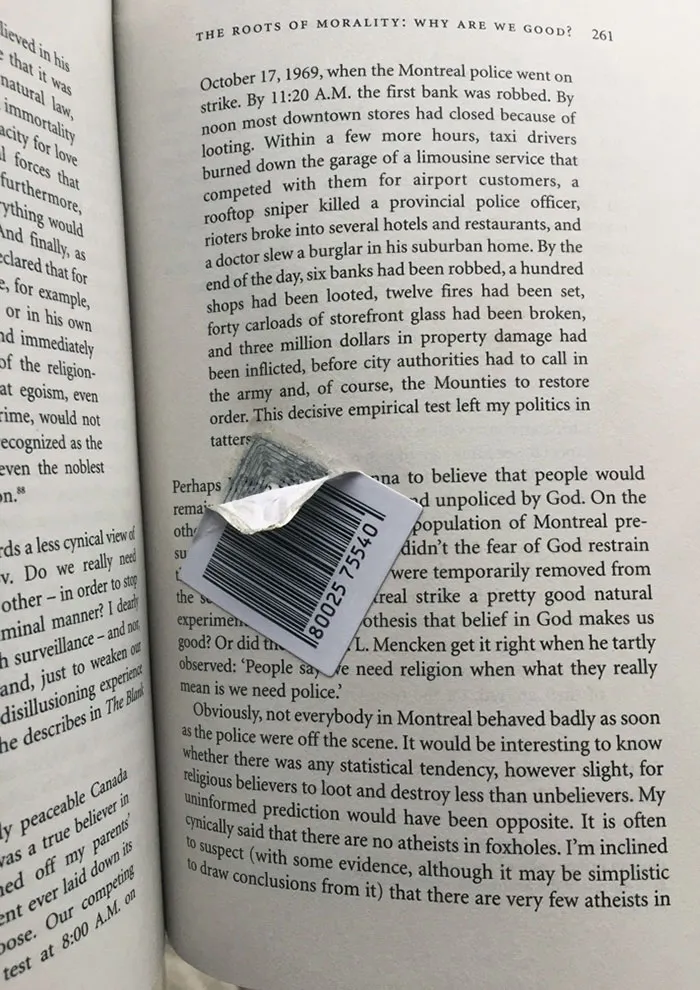 Este código de barras (antirrobo). Buena suerte tratando de leer esa parte del libro