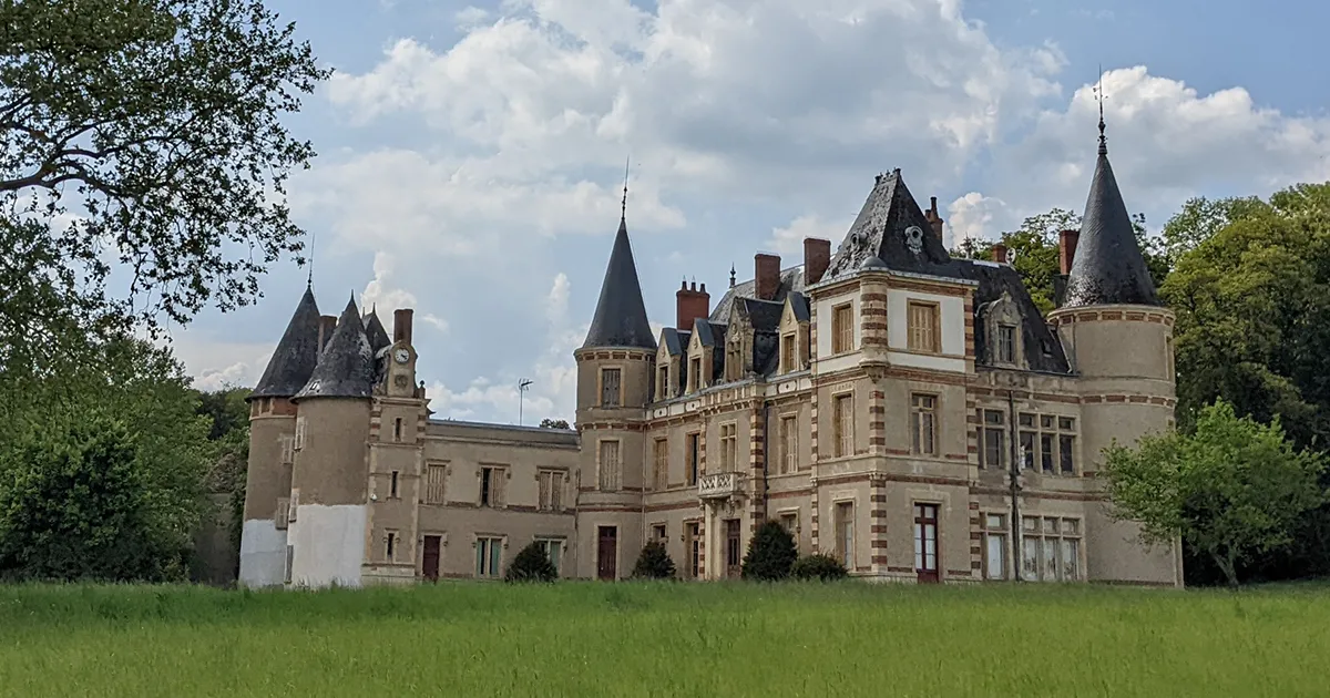 Encontré un castillo histórico abandonado en Francia, donde dejaron todo atrás (17 fotos)