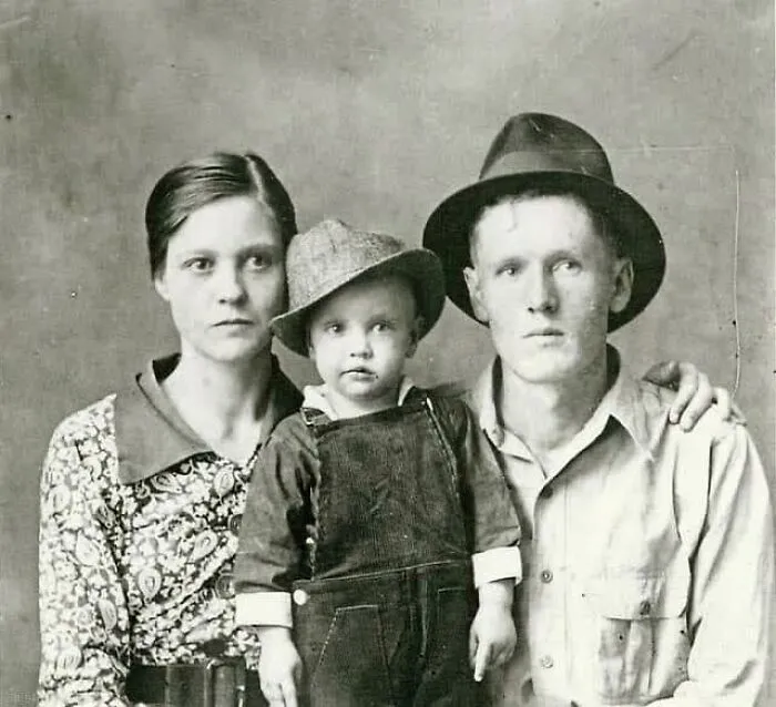Elvis Presley de 2 años con sus padres, 1937