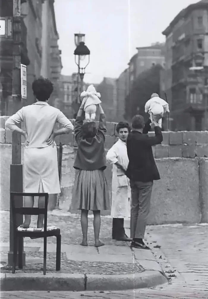 Residentes de Berlín Occidental muestran sus hijos a sus abuelos que viven en Berlín Oriental, 1961