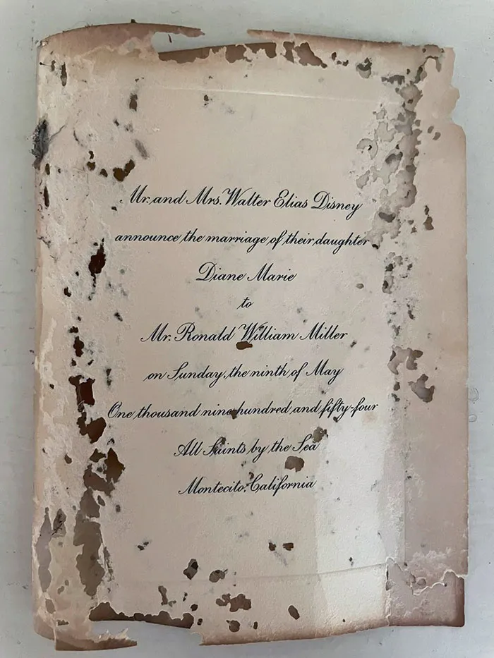 Mi amigo encontró una invitación a la boda de la hija de Walt Disney mientras renovaba su casa de Los Ángeles