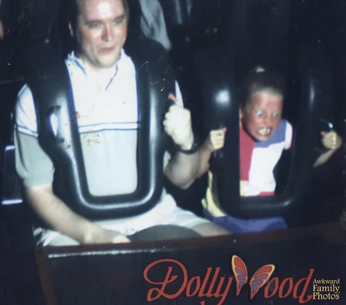 Mi hija y su padre en una montaña rusa. Al verla nos reímos tanto que la compramos