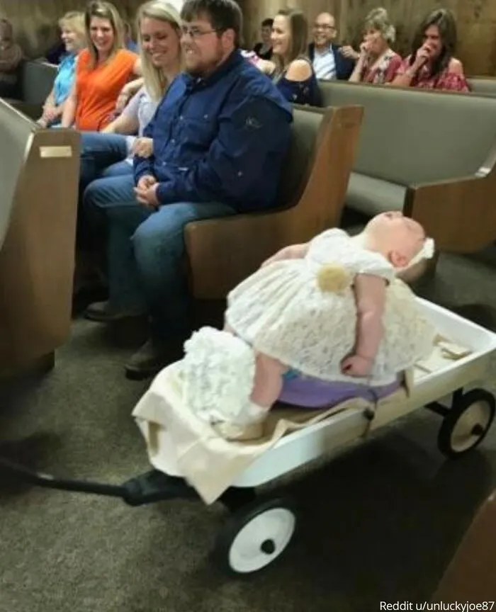 Mi hija iba a ser la niña de las flores en la boda de su tía, pero se quedó dormida