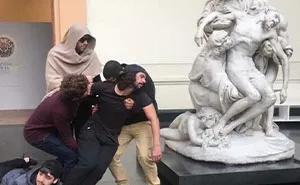 "And This Is Why We Were Asked To Leave": 40 Times People Took Their Photos With Statues To Another Level