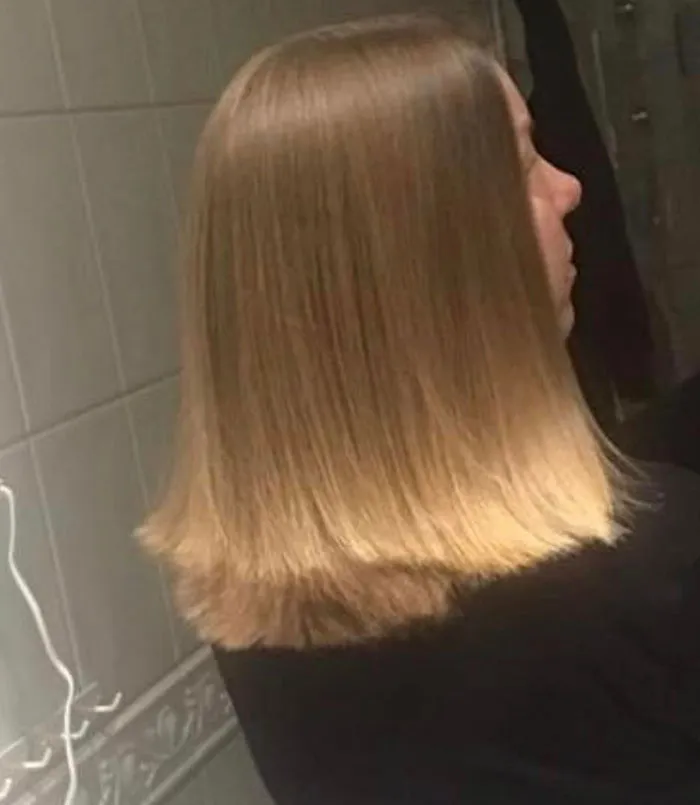 Mi cabello después de que me lo cortaran en un centro comercial local. Cuando volví y me quejé, la señora me dijo que mi pelo era “difícil de cortar” y que esto era lo “menos feo” que podía pedir