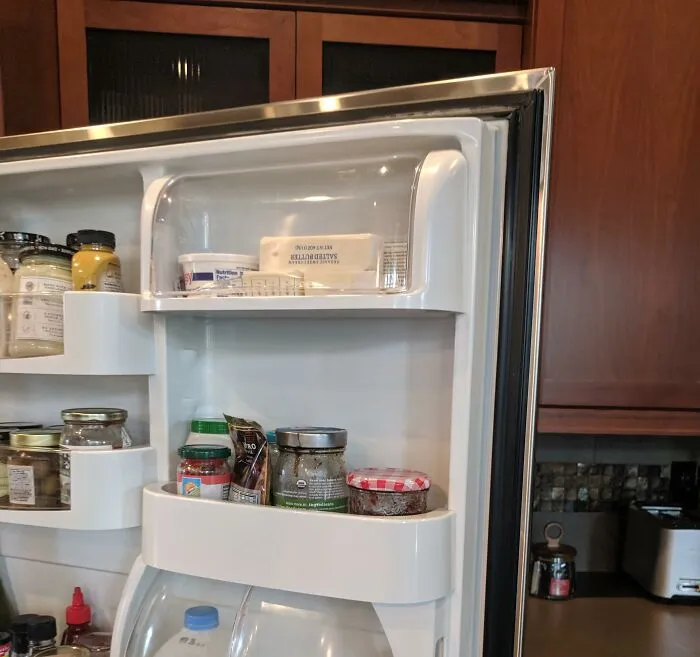 Mi prima acaba de abrir su refrigerador y una barra de mantequilla cayó. Ella dijo "Alguien no cerró la mansión de la mantequilla"