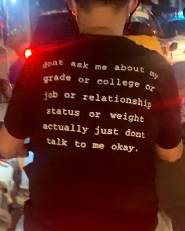 50 Ridiculous, Bizarre, And Downright Cursed Shirts People Actually Wear Out In Public, As Shared By These Twitter Accounts (New Pics)