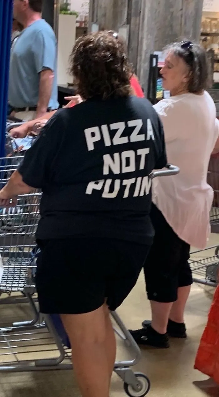 50 Ridiculous, Bizarre, And Downright Cursed Shirts People Actually Wear Out In Public, As Shared By These Twitter Accounts (New Pics)