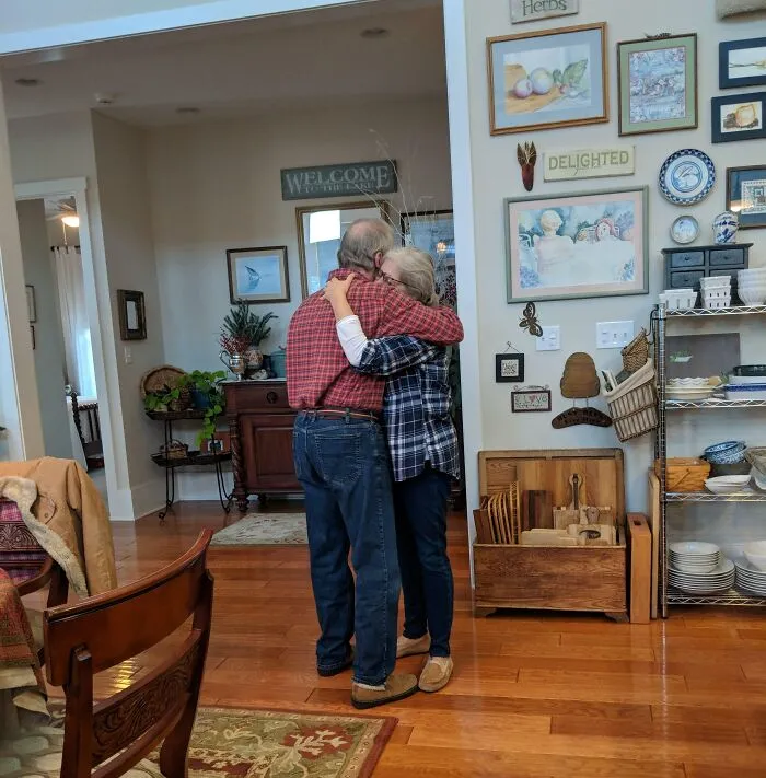 Mi padre fue ingresado en el hospital justo antes de Navidad. No sabíamos si llegaría a casa. Estos son mis padres bailando lentamente al ritmo de "I'll Be Home for Christmas"