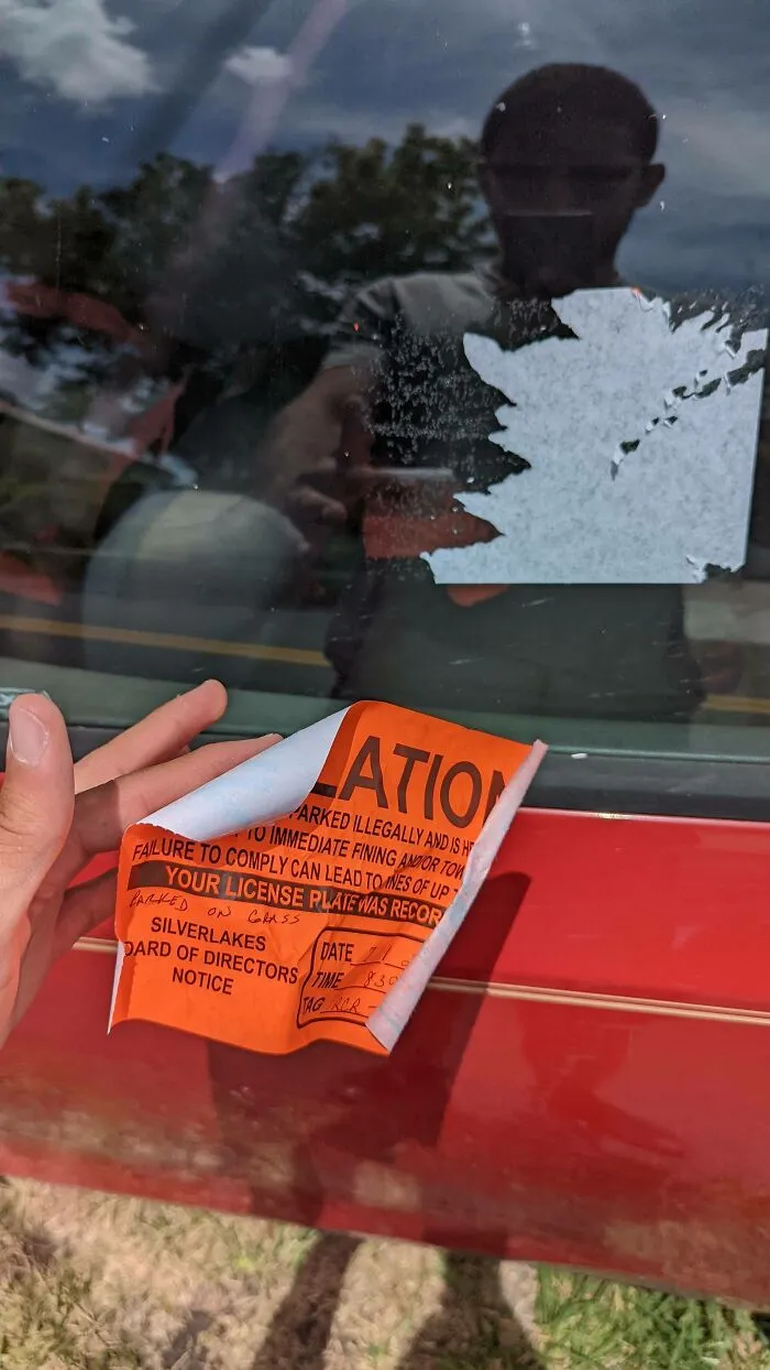 Estoy estacionado en mi propiedad y me llega una infracción. A la mi*rda con la Asociación de Propietarios