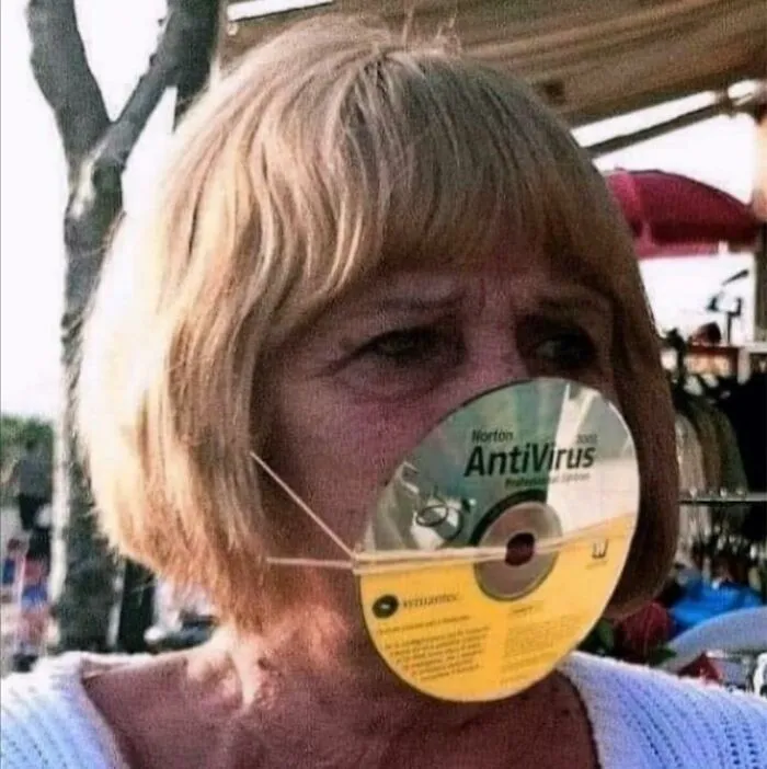 Máscara de CD antivirus: +10 en defensa, -60 en comodidad y un 99,99% de probabilidades de funcionar