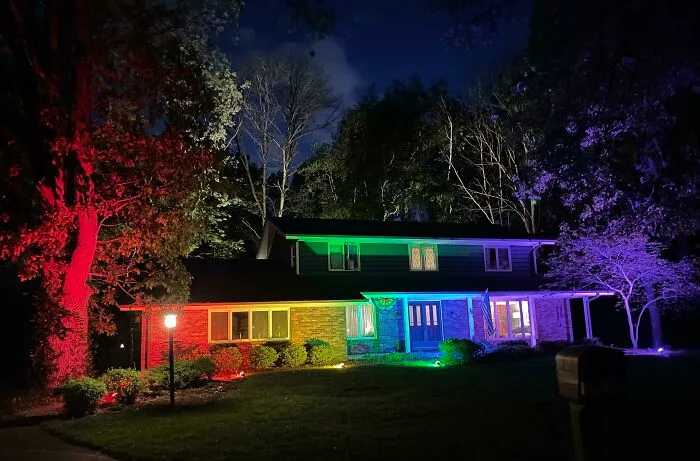 Celebrando el Orgullo a pesar de que nuestra Asociación de Propietarios no permite las banderas del orgullo. Aunque no regulan las luces del patio, así que... siempre hay un vacío legal