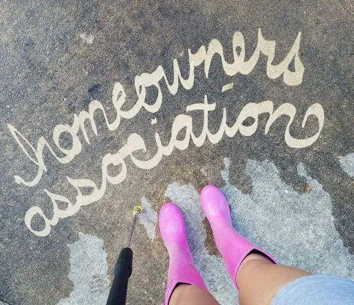 Todos ustedes disfrutaron de mi "letra manuscrita" y mis botas rosas la última vez. Estoy de vuelta hoy después de recibir una nota de la HOA recordándome que debo terminar de lavar mi entrada