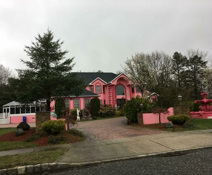 El jefe de la asociación de propietarios vive enfrente de este tipo y le ha hecho pasar un mal rato por el aspecto de su casa. Así que él pintó su casa de color rosa pepto por despecho