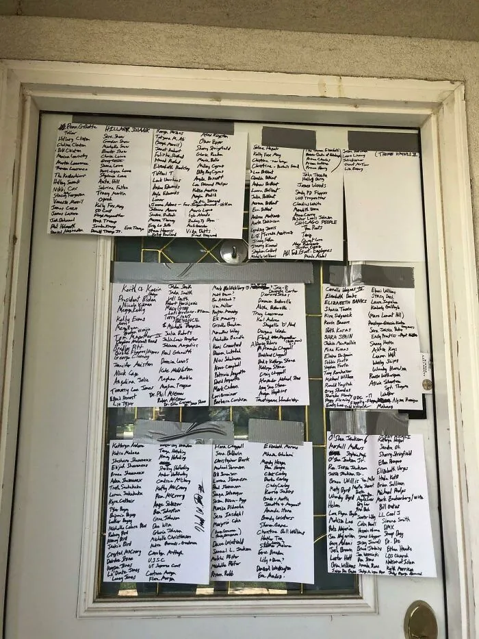 Este vecino loco tiene una lista de personas que no son bienvenidas en la puerta de su casa