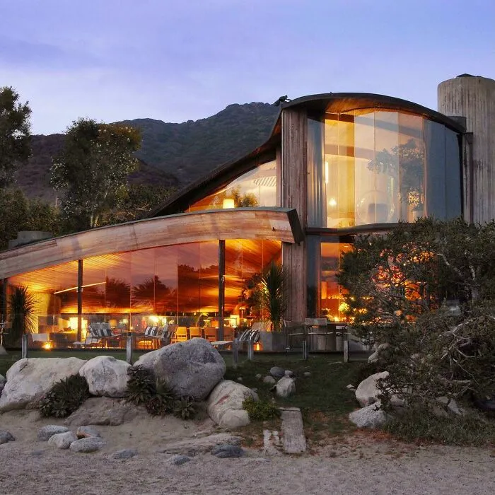 Residencia Segal vista desde la playa. Malibú, California. (1979) Arquitecto John Lautner