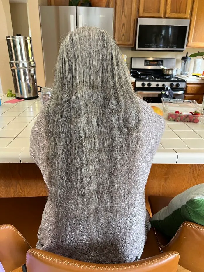 Nunca se es demasiado viejo para tener el pelo largo. ¡Ella tiene 94 años!