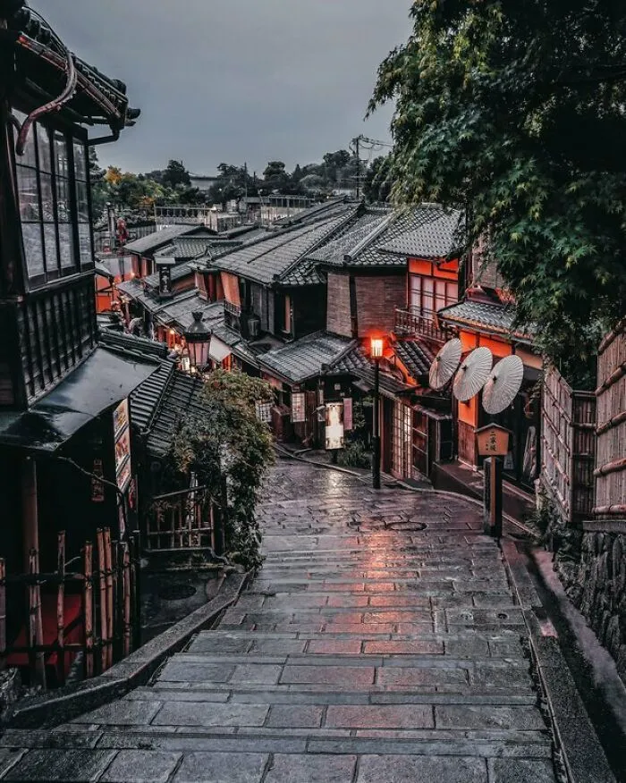 Una calle lluviosa en Kioto