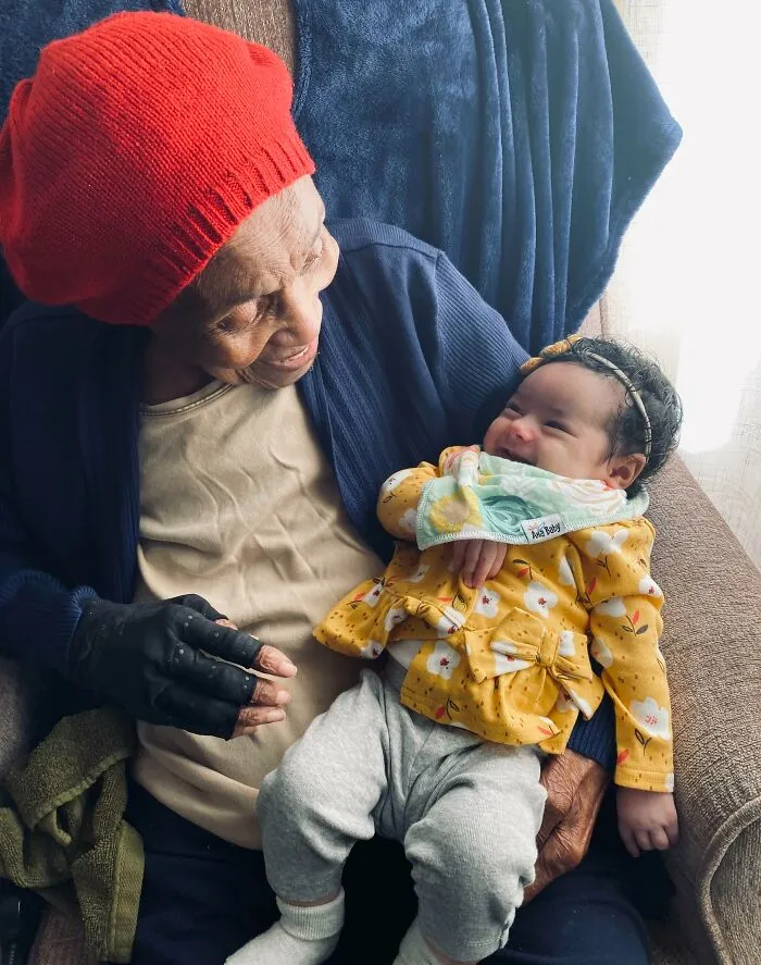Mi bisabuela, quien cumplirá 102 años en San Valentín, divirtiéndose con mi hija de dos meses