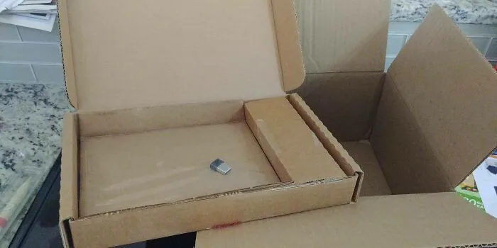Vi las cajas grandes que publicaron aquí, así que quería mostrarles la gran caja que recibí junto a mi adaptador bluetooth