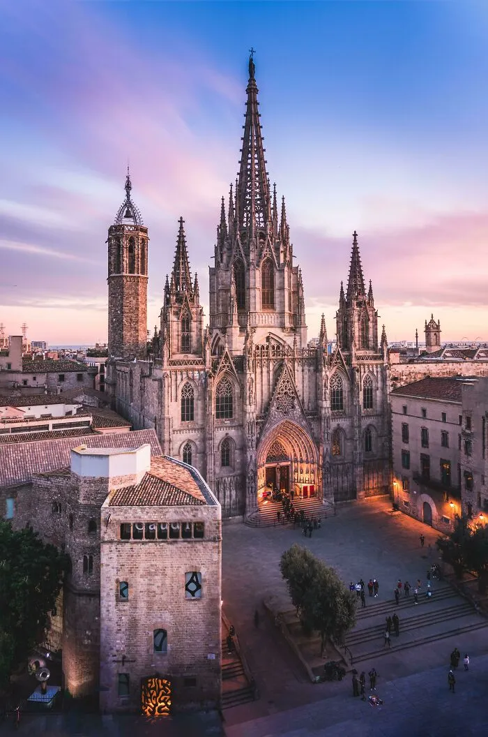 Barcelona tiene muchas vistas increíbles, pero sugiero esta desde el bar de la azotea frente a la catedral