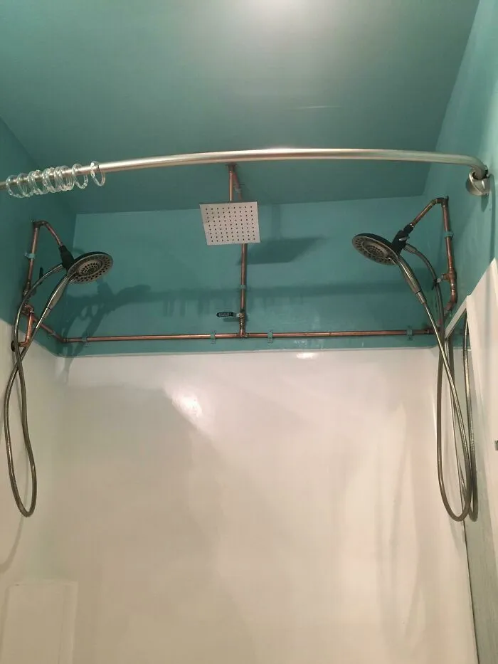 Me cansé de que mi novia acaparara toda el agua de la ducha. Es alquilada, así que no quise abrir ninguna pared