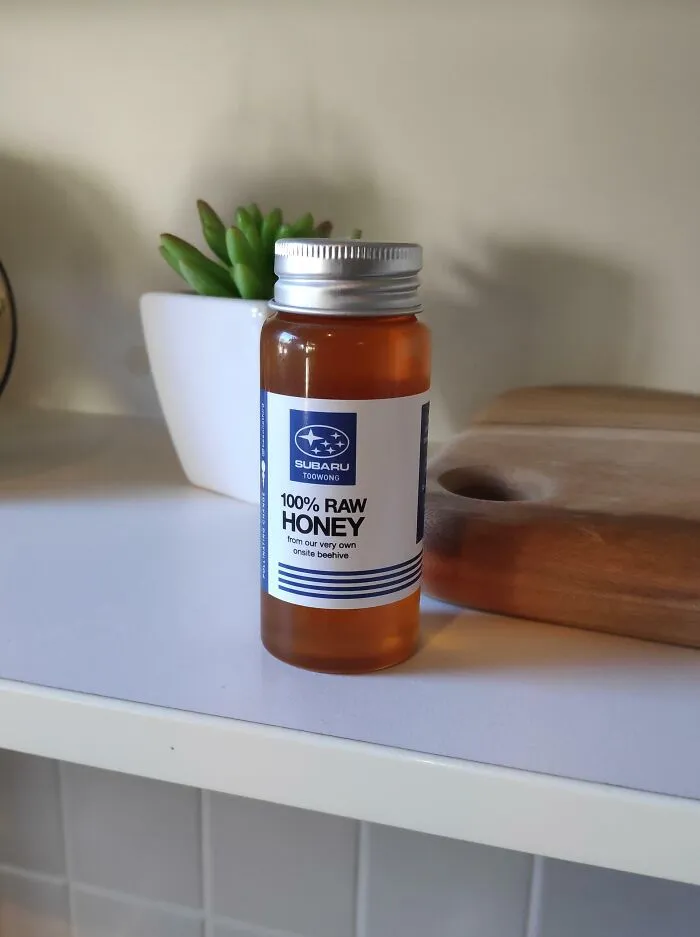 Miel de marca Subaru de mi concesionario local. Cosechada en su tejado