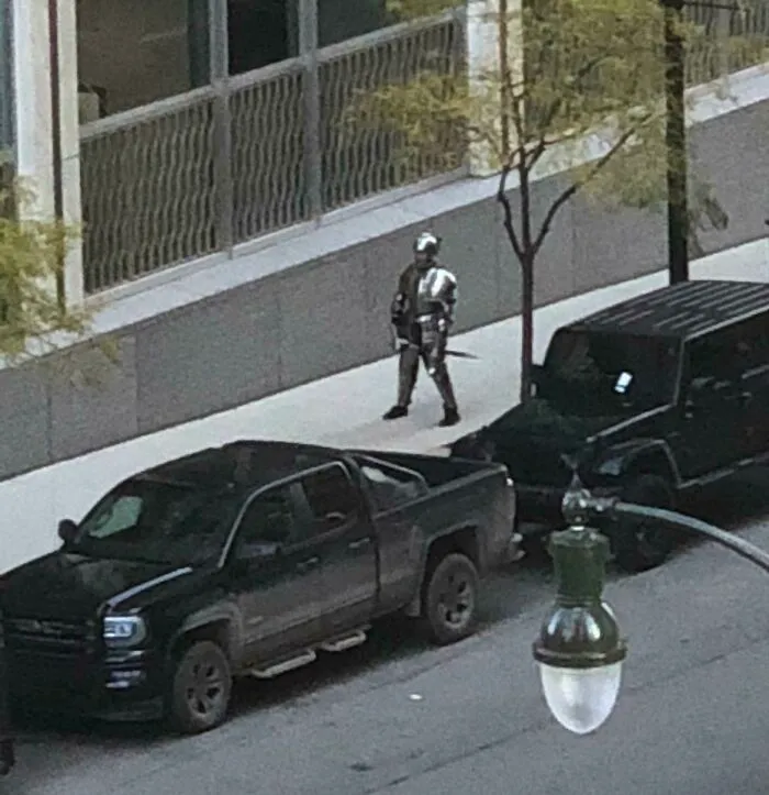 Una persona con armadura medieval de pie en el medio de Detroit