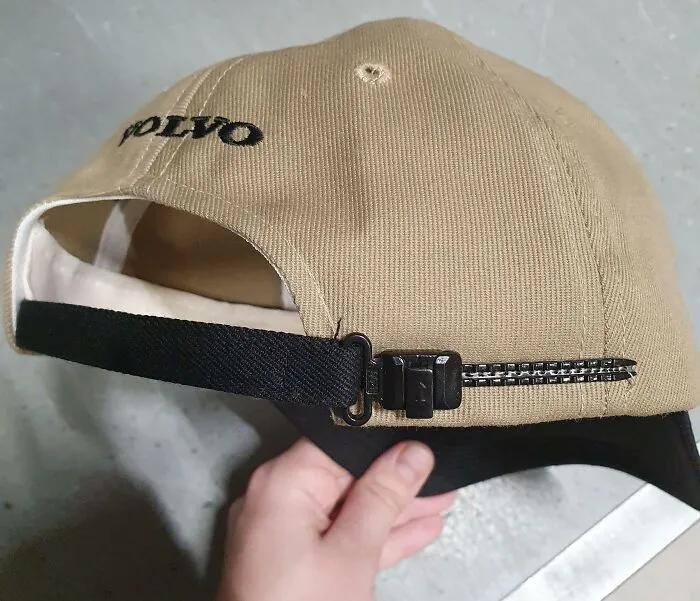 Encontré esta vieja gorra de Volvo donde la correa es un cinturón de seguridad