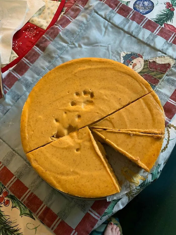 Hice mi primera tarta de queso de calabaza. Mi gatito decidió saltarle encima para ponerla a prueba, así que quedó con marca de gato incluída