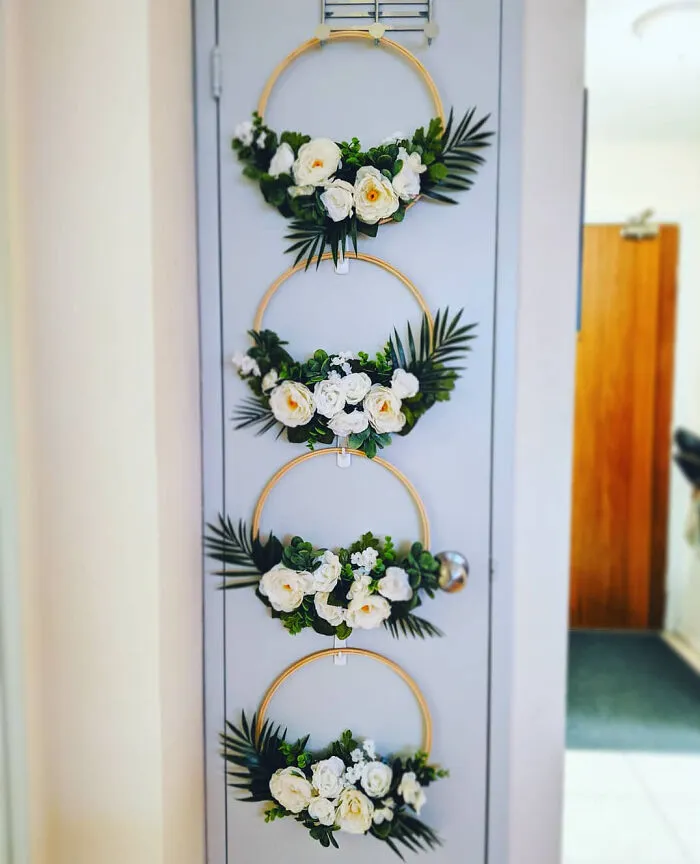 ¡Terminé estas coronas de flores con aros hula hula para las damas de honor!