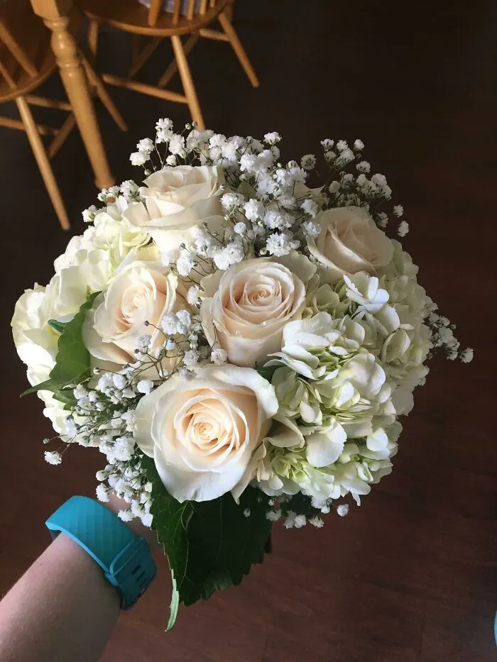 Primer intento de hacer un ramo de novia con flores frescas, ¿alguna sugerencia para mejorar?