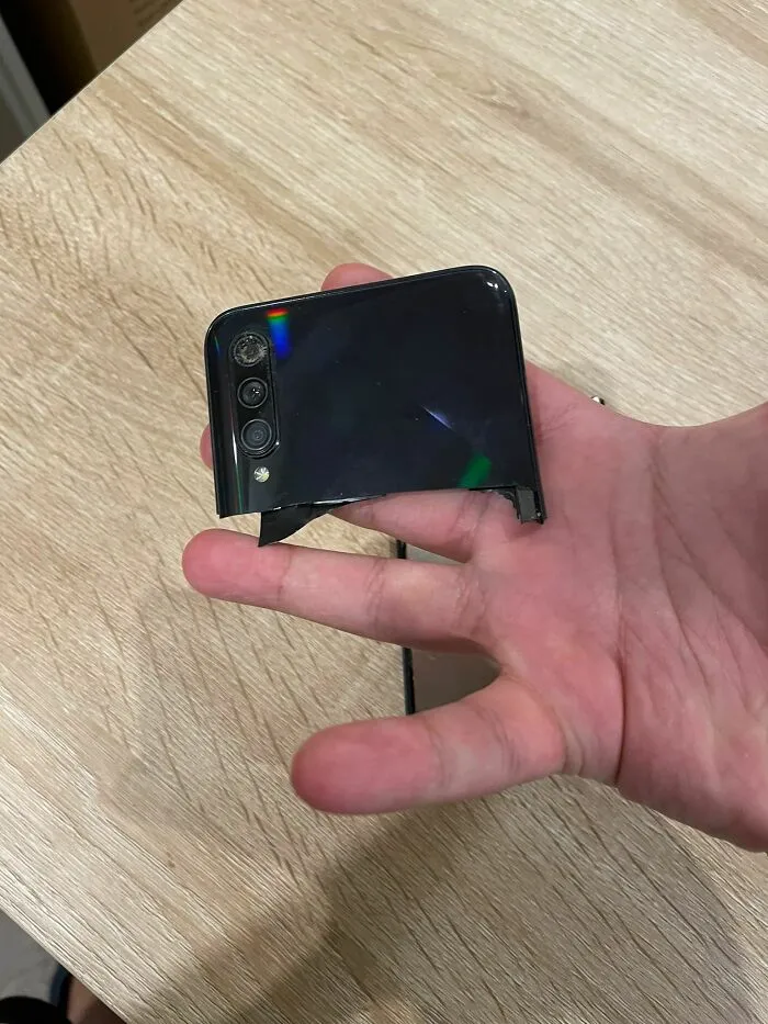 Les presento el: "Hola chicos, se me ha caído el teléfono, ¿pueden arreglarlo?"