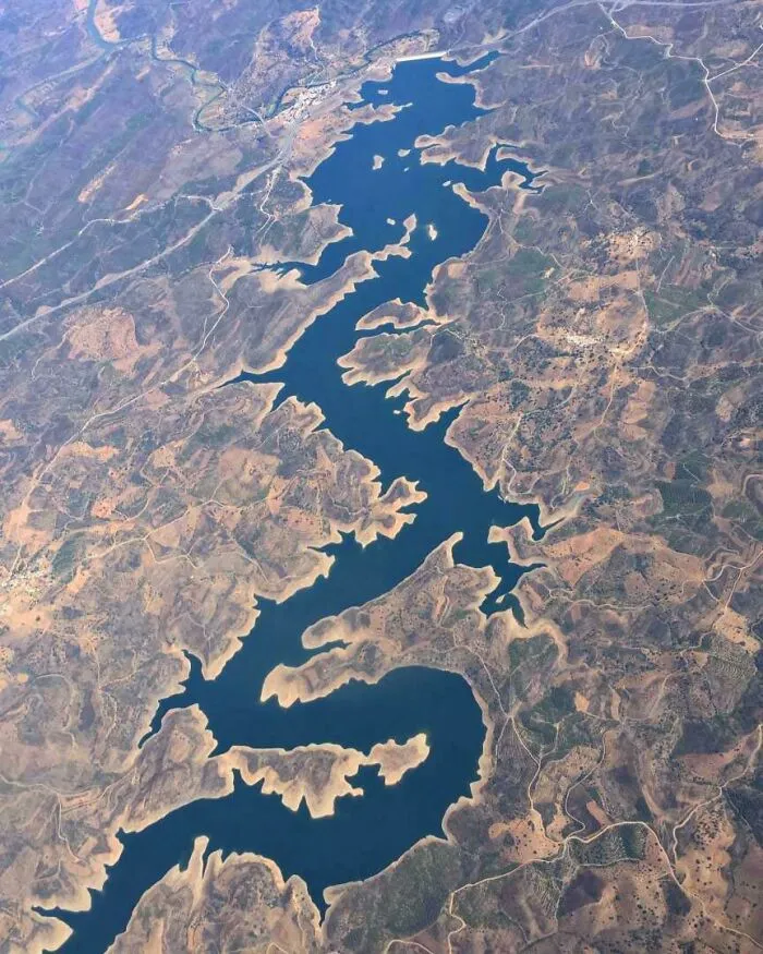 El “Río del Dragón azul” en el Algarve, Portugal