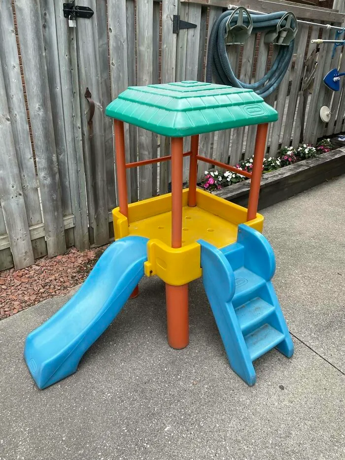 Escalador y tobogán Little Tykes. Mi abuelo compró esto para mí en 1985. Ha entretenido a innumerables primos y sobrinos. Ahora mi hija juega en él. Junto a la piscina desde 1995