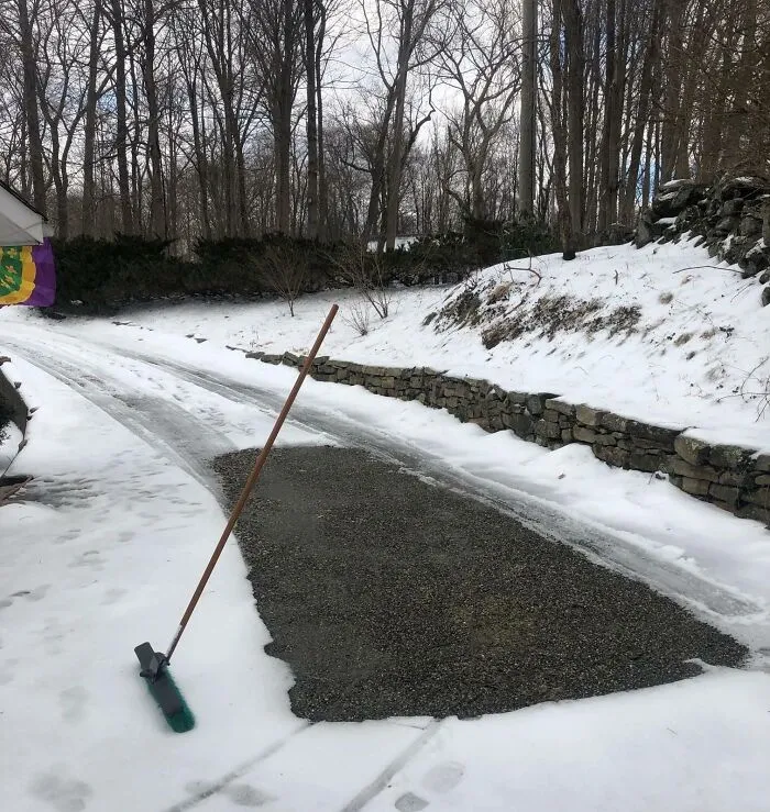 Dejé mi escoba de nieve apoyada en mi coche y me olvidé de ella. Cuando me alejé, se había congelado en el suelo y se mantuvo de pie