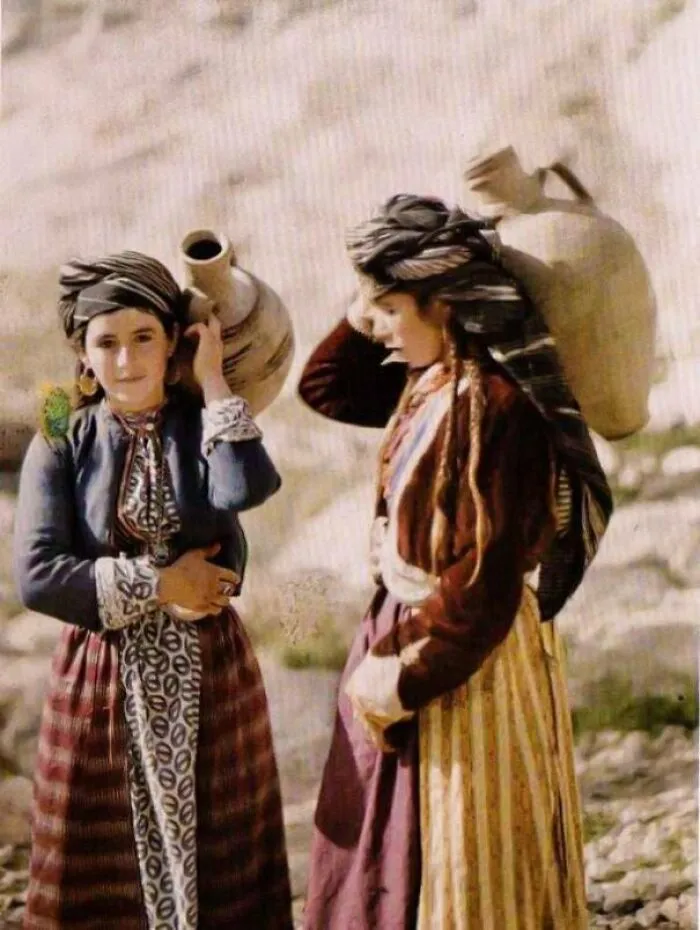 [11 de mayo de 1917] Niñas kurdas cargando agua, 11 de mayo de 1917
