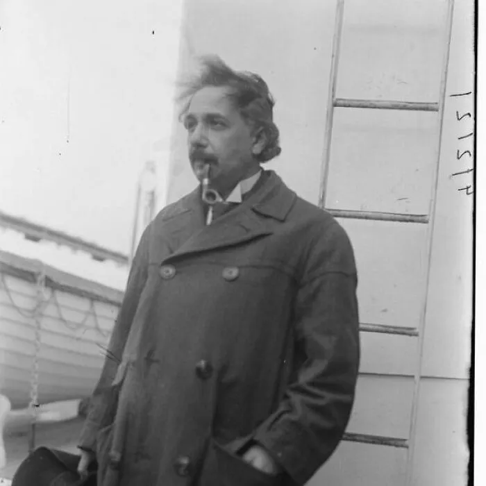 [2 de abril de 1921] Albert Einstein llega a Nueva York donde habló de la relatividad y del apoyo a Palestina