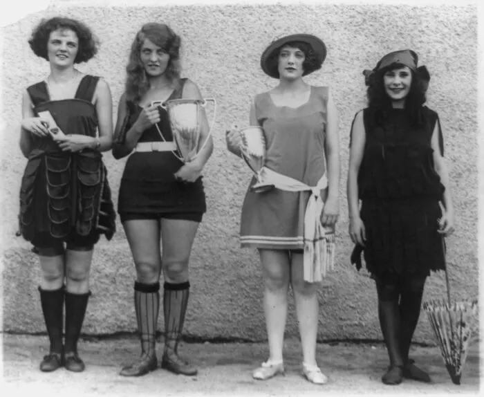 [5 de agosto de 1922] "Cuatro ganadoras del concurso anual de belleza en la playa de Washington, Washington, D.C. De izquierda a derecha: Gay Gatley, Eva Fridell, Anna Neibel, Iola Swinnerton"