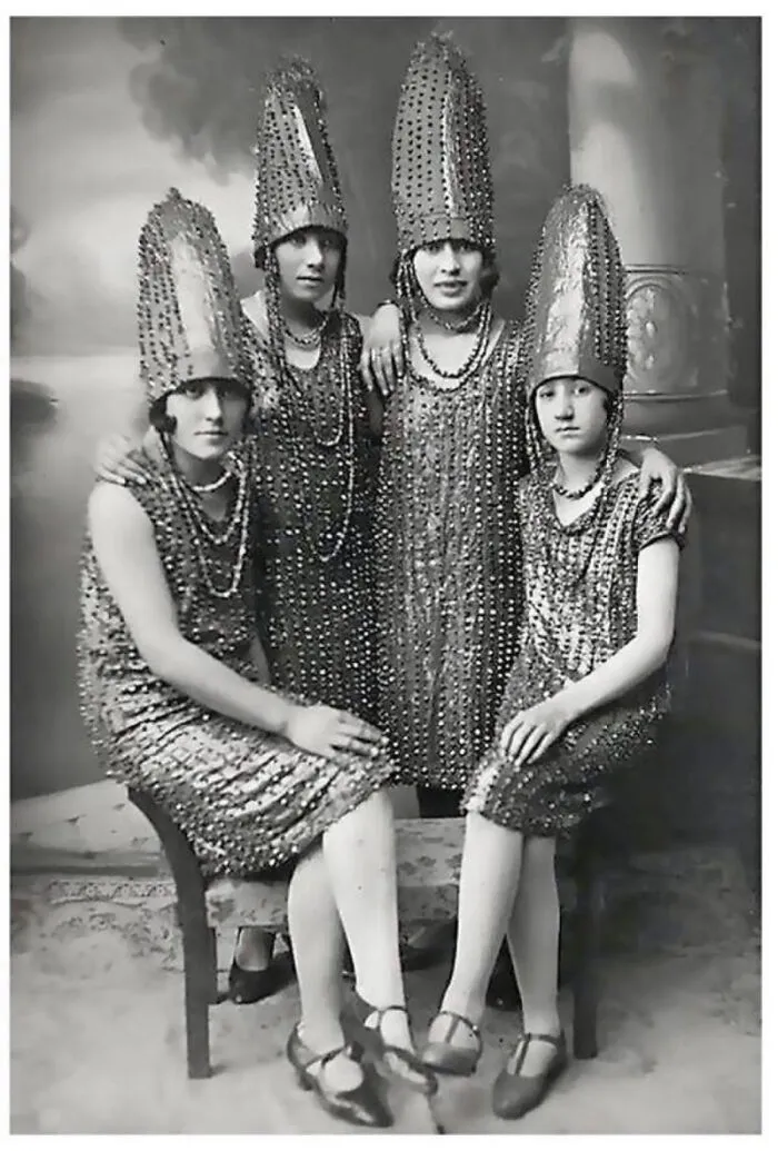 [26 de julio de 1920] ‪las "Pickle Sisters", un grupo de vodevil que lleva el nombre de la expresión para cuando dos mujeres tienen sexo con el mismo hombre