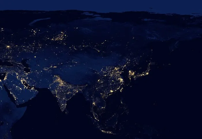 El continente asiático durante la noche