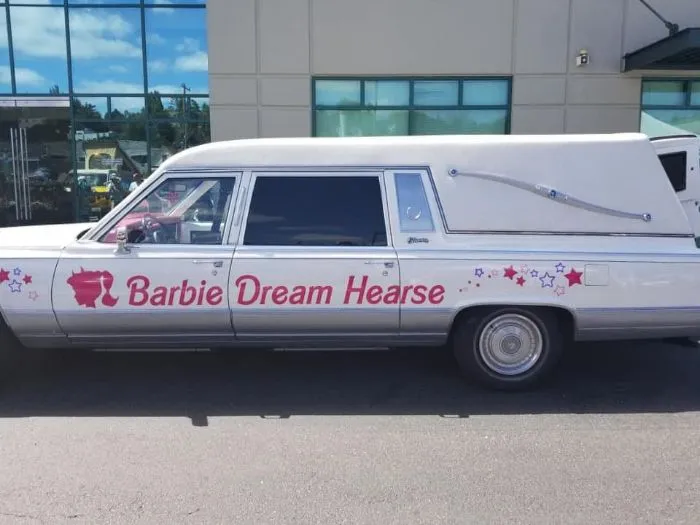 40 Confusing Images Where "Things Only Get Weirder" The Longer You Look