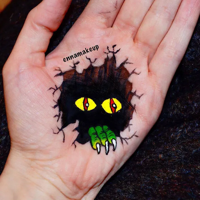 I Paint Realistic Art On My Body To Find Happiness Aside From Being In A Wheelchair, And Here Are 30 Of My Best Works