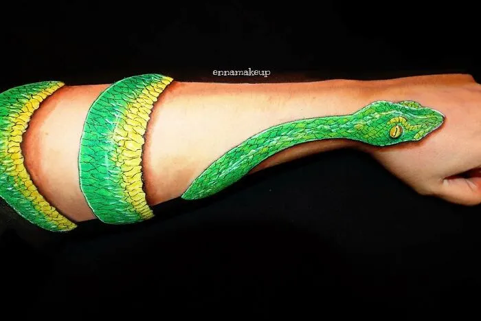 I Paint Realistic Art On My Body To Find Happiness Aside From Being In A Wheelchair, And Here Are 30 Of My Best Works