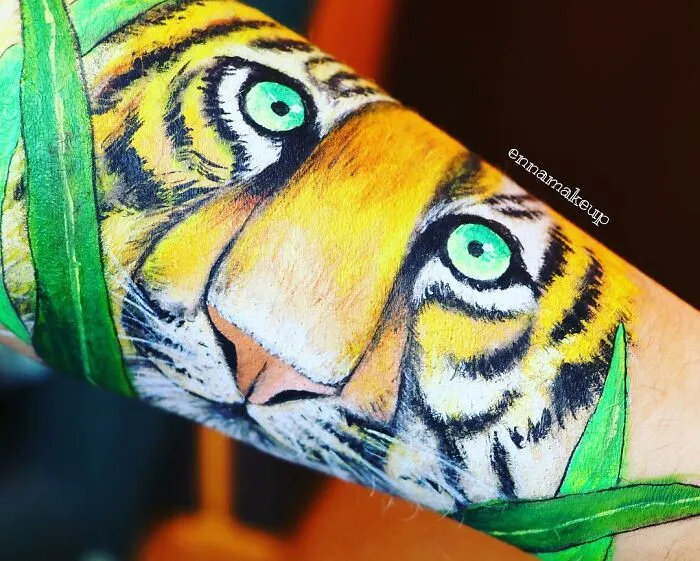 I Paint Realistic Art On My Body To Find Happiness Aside From Being In A Wheelchair, And Here Are 30 Of My Best Works