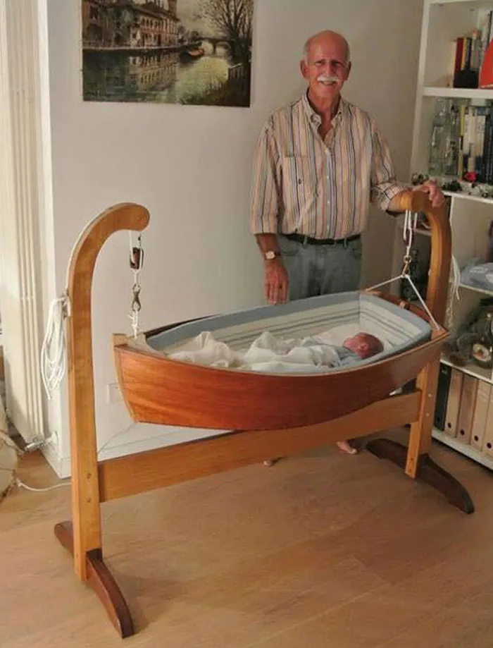 Un abuelo que hace una cuna increíble para su nieto