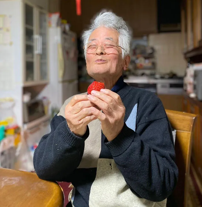 Mi abuelo comiendo una fresa dulce