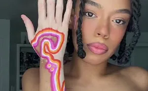 Woman Matches The Color Of The Paint She Outlines Her Vitiligo Spots With To Her Outfits, And People Can’t Get Enough