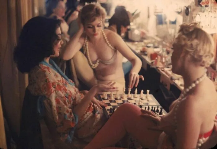 Coristas jugando al ajedrez antes de un espectáculo, 1958